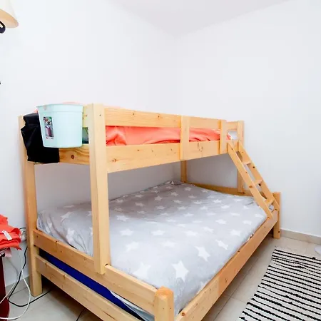 547 - Koezvetlen Vizparti, 2 Haloszobas, Kertkapcsolatos Apartament